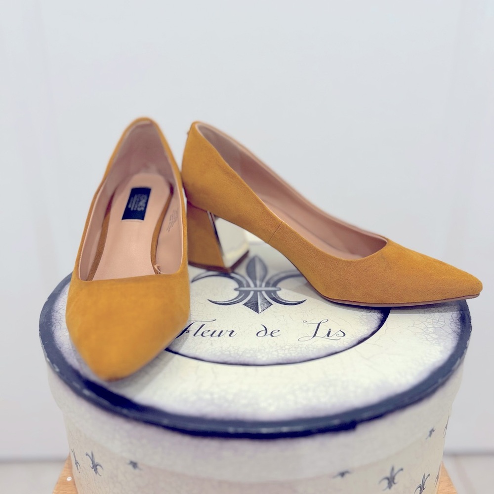 Jones New York mustard low heel pumps 5 1/2 with gold accent heel